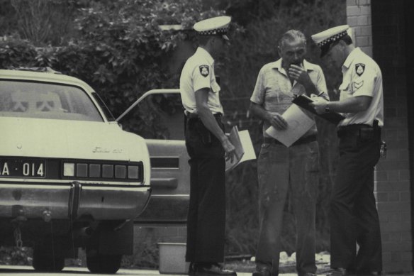 Two of the 160-odd police conducting a door knock of the Templestowe area in 1991.