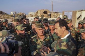 シリア大統領の公式Facebookページで公開された写真の中で、バシャール・アル・アサドは火曜日にシリアのイドリブで軍隊と話しています。
