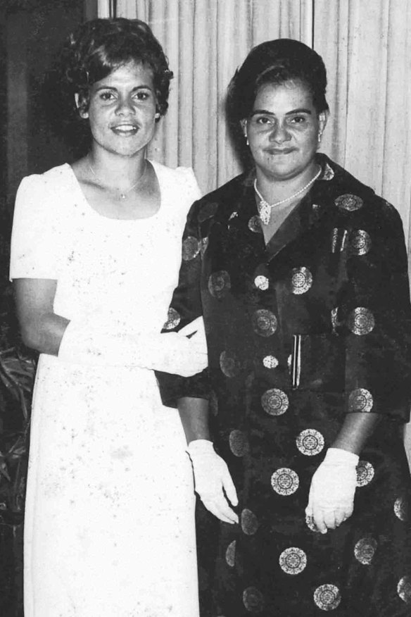 Evonne at her debut in 1969 with her mother, Melinda.