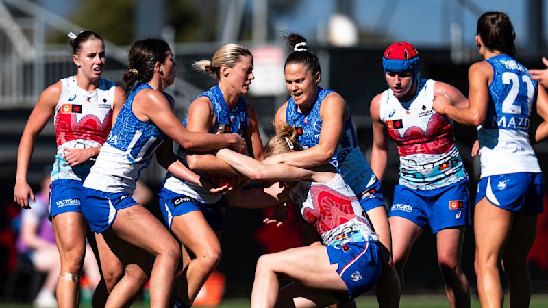 Jumper clash causes confusion as Kangaroos extend streak against Western Bulldogs