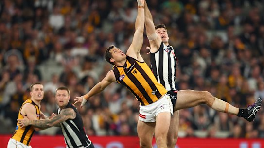 The Pies are only five points ahead at halftime, as a resurgent Hawthorn looms