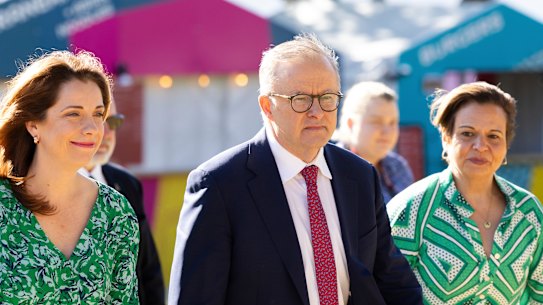 As ministras Anika Wells e Michelle Rowland com o primeiro-ministro Anthony Albanese em 2023. 