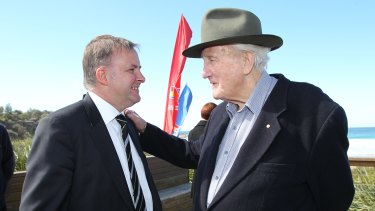 Anthony Albanese with the late Labor politician Tom Uren in 2010.