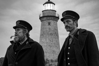 威廉·達福（左）和羅伯特·帕丁森在艾格斯 2019 年的電影《燈塔》中。