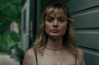 貝拉·希思科特（Bella Heathcote）飾演安迪，一個年輕女子，她對自己的不確定性可能歸功於她母親的保密。