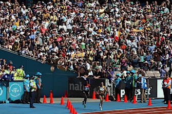 Kerryn McCann enters the MCG in 2006, on her way to victory in the women’s marathon.