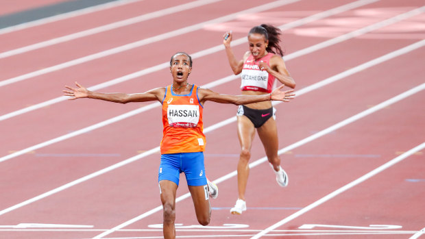 Sifan Hassan of the Netherlands wins the women’s 10,000m final with Kalkidan Gezahegne of Bahrain second.