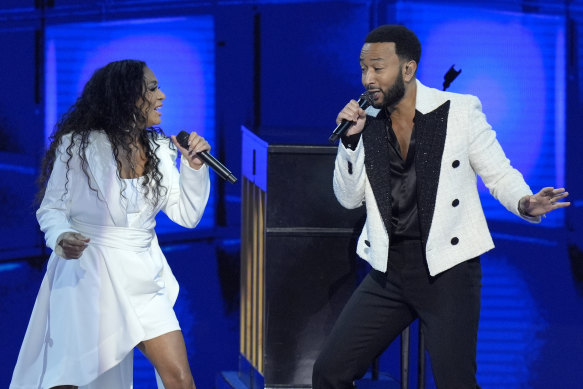 Sheila E and John Legend performing a tribute to Prince.