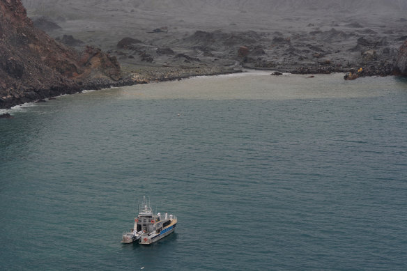 The operation to recover bodies from White Island after Monday's volcanic eruption continued on Saturday.