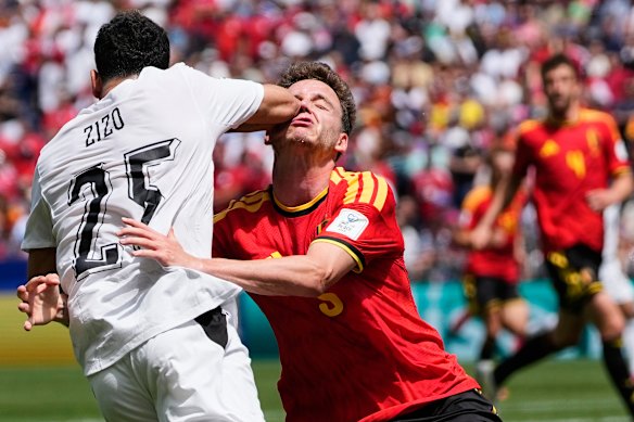 Zizo and De Cuyper clash.