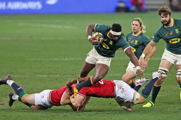 Siya Kolisi of Springboks being tackled by Owen Farrell and Hamish Watson.