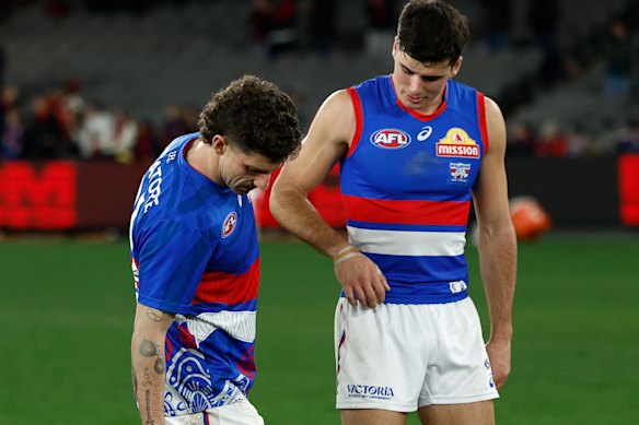 Tom Liberatore of the Bulldogs speaks with teammate James O’Donnell.