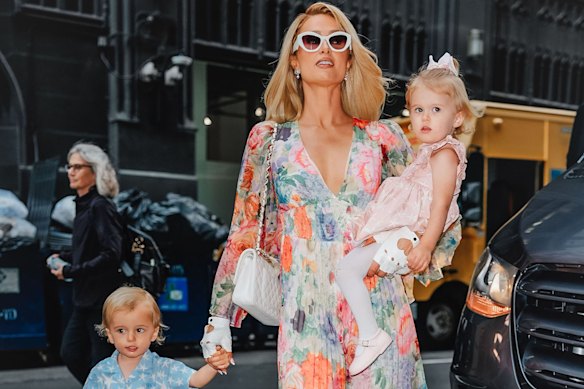Paris Hilton com seus filhos Phoenix e Londres em Nova York em setembro de 2025.