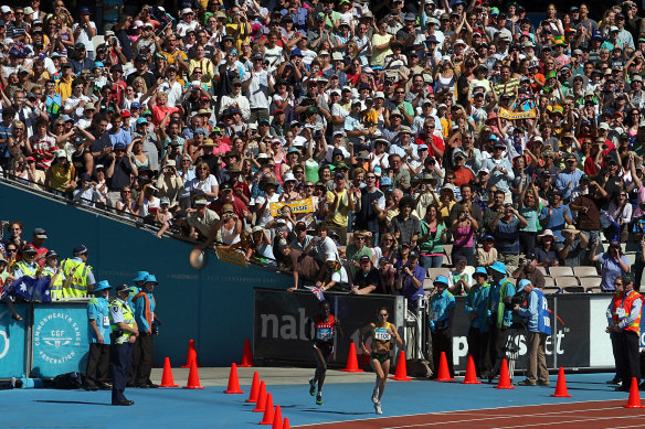 Kerryn McCann enters the MCG in 2006 on her way to victory in the women’s marathon.