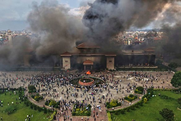 Os manifestantes comemoraram quando o prédio do parlamento de Katmandu foi incendiado na terça -feira.