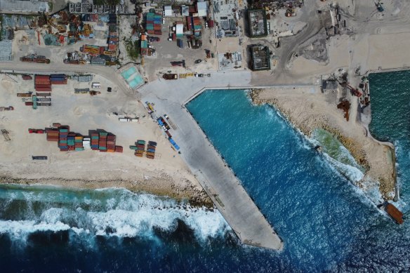 Widok z lotu ptaka na port Iwo na Nauru.