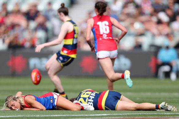 Chelsea Randall (right) and Melbourne’s Eliza McNamara after their heavy collision last Saturday.