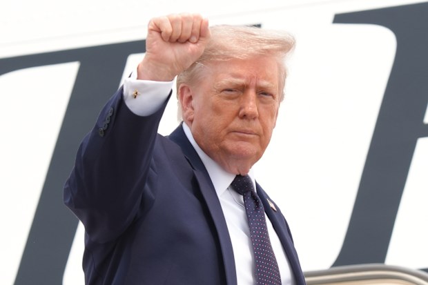 Donald Trump, Washington DC üzerinde dolaşan yangın dumanı nedeniyle Kanada'ya öfkelendi.