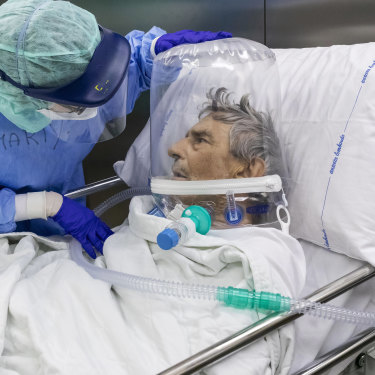 Eine Krankenschwester kümmert sich um einen COVID-19-Patienten auf der Intensivstation des Papst-Johannes-XXIII-Krankenhauses in Bergamo, Italien.