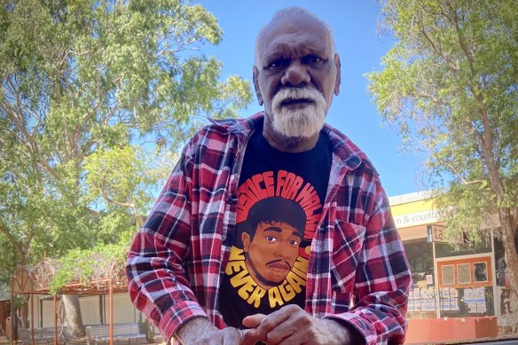 Walpiri elder Robin Japanangka Granites in Alice Springs. 