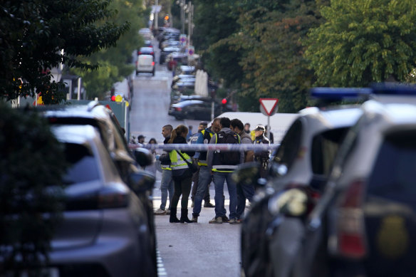 Полицейские оцепили район после стрельбы в Мадриде, Испания.