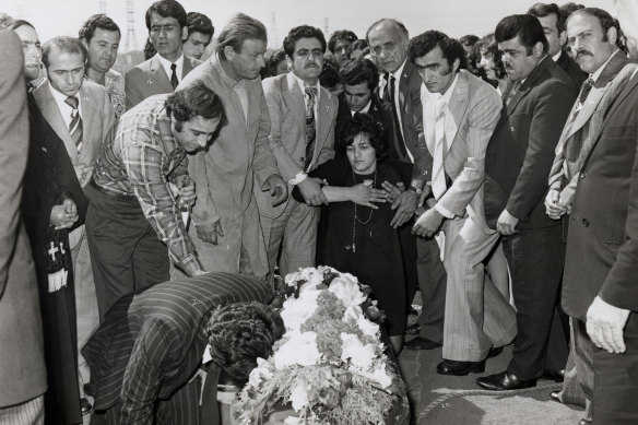 Laura Kablan, at the graveside of her husband Kablan Fahd in 1975.