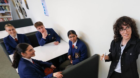 Ava Du'Prat（前）、Evie Parisis（后）、Thomas Murton（后）和 Nitara Anuj（前）以及在 Overnewton Anglican Community College 教授 VCE 学生的前学生 Dylan Gekas。