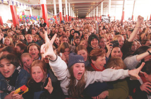 Fans are whipped into a frenzy at the Southland Hanson concert.