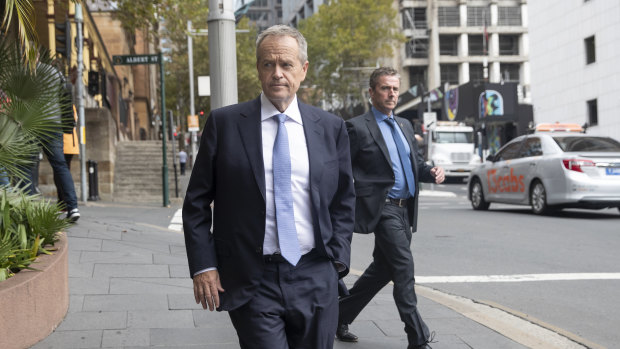 Labor leader Bill Shorten walks in to a Sydney apartment tower for lunch with billionaire Anthony Pratt. 