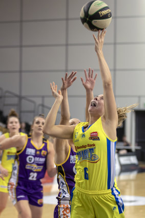 Full stretch: Cassidy McLean breaks free to score for Bendigo at the State Basketball Centrer.
