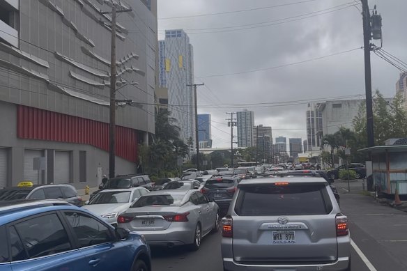 Kemacetan lalu lintas terbentuk di Honolulu ketika orang -orang mengindahkan peringatan evakuasi tsunami.