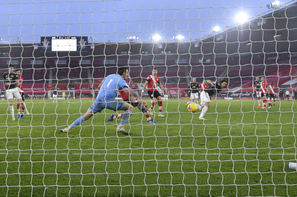 Manchester United's Edinson Cavani scores his side's third goal against Southampton at St Mary's on Sunday.