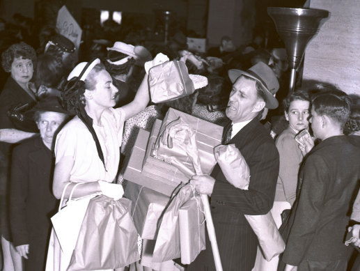 Last-minute shopping on Christmas Eve, 1946.