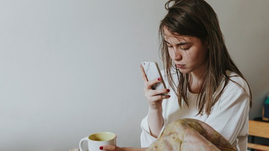 Research shows that it takes about 20 minutes to regain concentration after we come offline. 