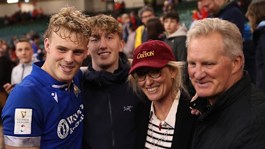 Louis Lynagh na Itália com os pais Isabella e Michael e o irmão Nic.