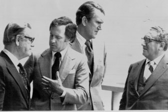 US Vice President Nelson Rockfeller, left, chats with Andrew Peacock, Australian foreign minister, as Australian Prime Minister Malcolm Fraser talks with Secretary of State Henry Kissinger, right, on the balcony of the State Department in Washington. July 28, 1976. 