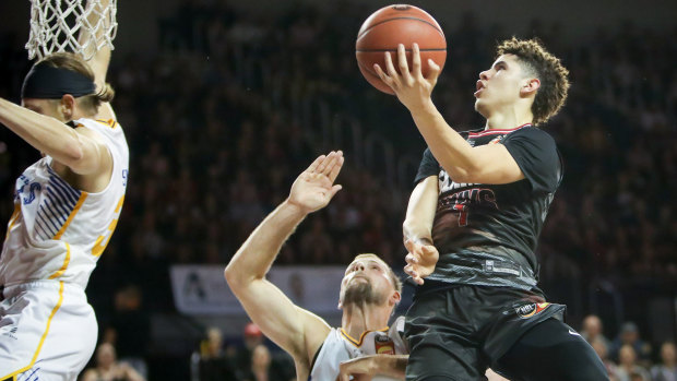 LaMelo Ball glides to the basket against the Bullets.