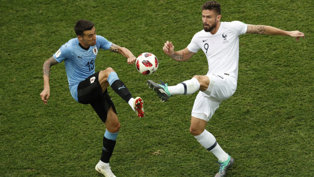 France's Olivier Giroud (right) allows his team to play with a crucial variety.
