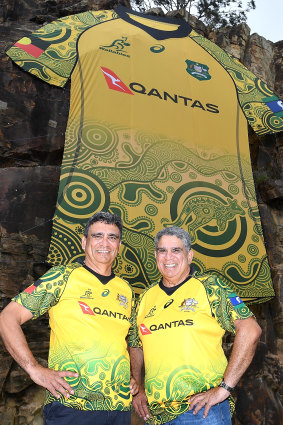 Gary Ella and Glen Ella with the Wallabies’ First Nations jersey in 2017.