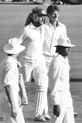 Richard Hadlee congratulates Michael Whitney after the Boxing Day draw in 1987.