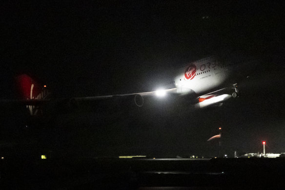 Sol kanadının altında LauncherOne roketini taşıyan 747 uçağı Cosmic Girl, Cornwall Havalimanı'ndan havalanıyor.