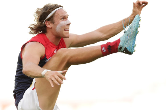 Ed Langdon lines up a kick for goal during round one in Perth. 