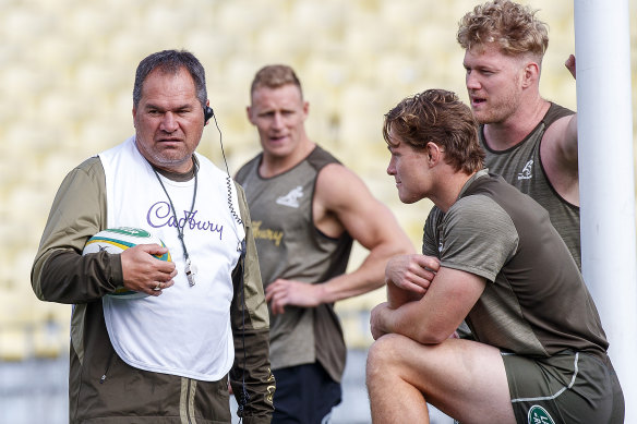 Dave Rennie speaks with captain Michael Hooper as Matt Philip watches on at training. 