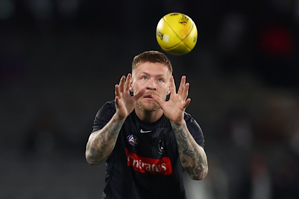 Jordan De Goey of the Magpies warms up.