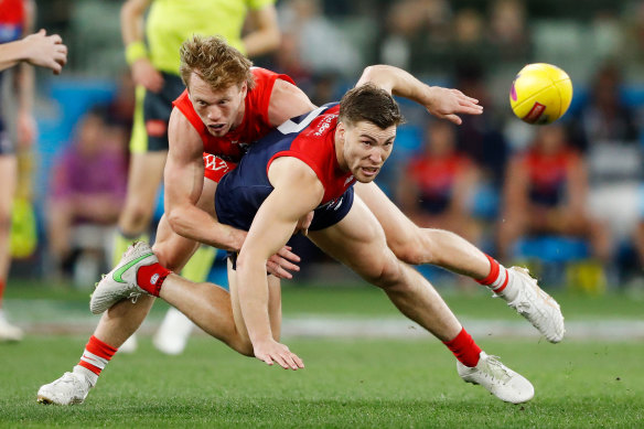 Jack Viney is challenged by Callum Mills.