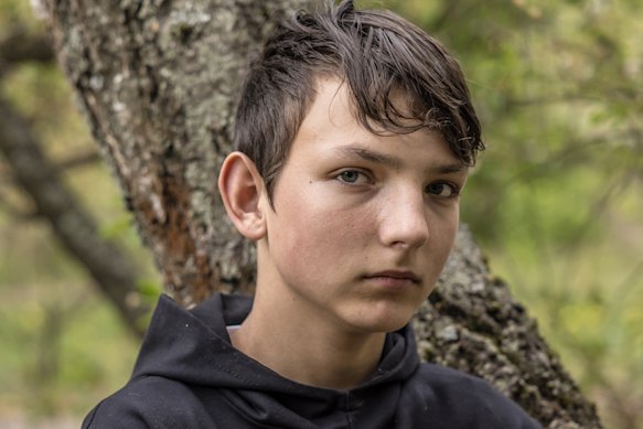 Anatolii Prokhorenko, 12 anni, ha disattivato un drone russo a fibra ottica che si stava dirigendo verso i suoi fratelli più piccoli e altri bambini nella loro casa nella regione settentrionale di Chernihiv, in Ucraina.