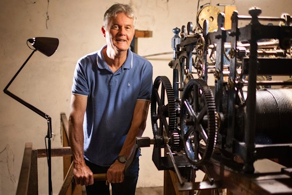 Trabalho de amor: Paul Birch dá corda no relógio da Igreja de St Andrew em Malvern a cada oito dias. 