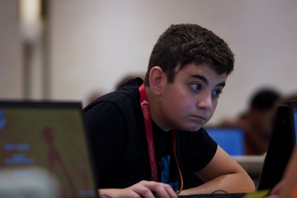 O participante americano Mason Braithwaite, um dos seis competidores apresentados no Spreadsheet Champions.