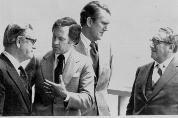 US Vice President Nelson Rockfeller, left, chats with Andrew Peacock, Australian foreign minister, as Australian Prime Minister Malcolm Fraser talks with Secretary of State Henry Kissinger, right, on the balcony of the State Department in Washington. July 28, 1976. 