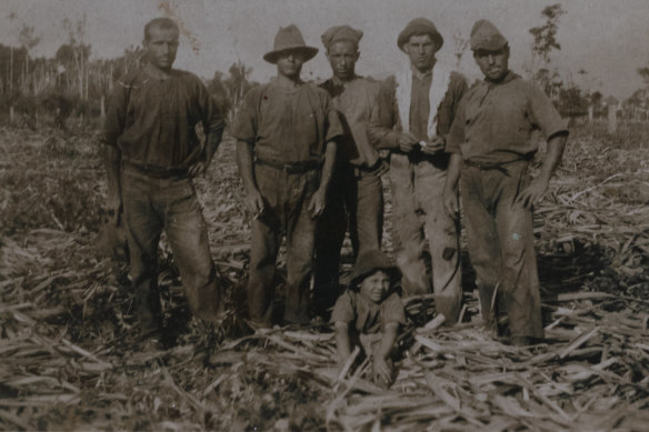 Leonardo Parisi with his workers around 1930. 